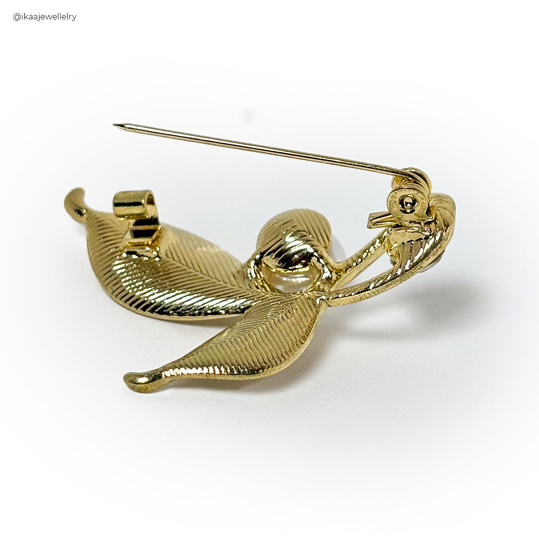 Ikaa Jewellery gold necklace with a delicate pendant, featuring a single pearl and small diamond accents.