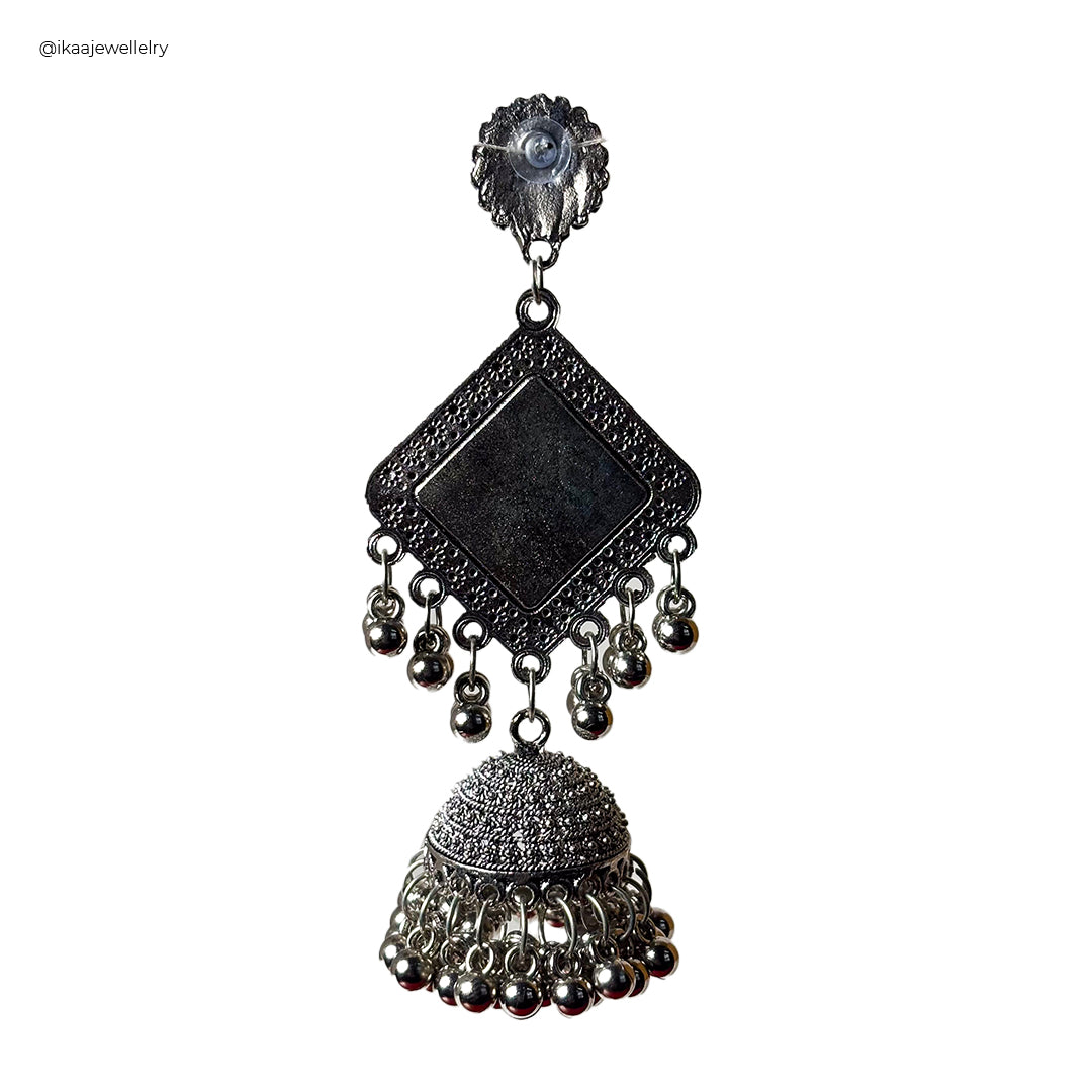 Meghana Earrings: Delicate gold hoops with intricate filigree detail, sparkling with small diamonds.