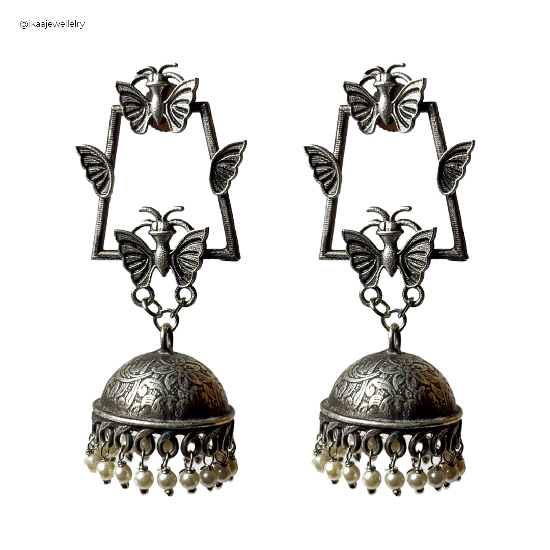 Elegant Siya Earrings featuring intricate gold filigree work on a delicate pearl drop.