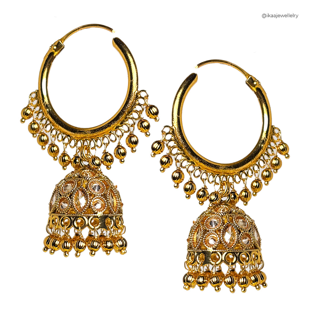 Ikaa Jewellery dainty gold necklace with a delicate pearl pendant.